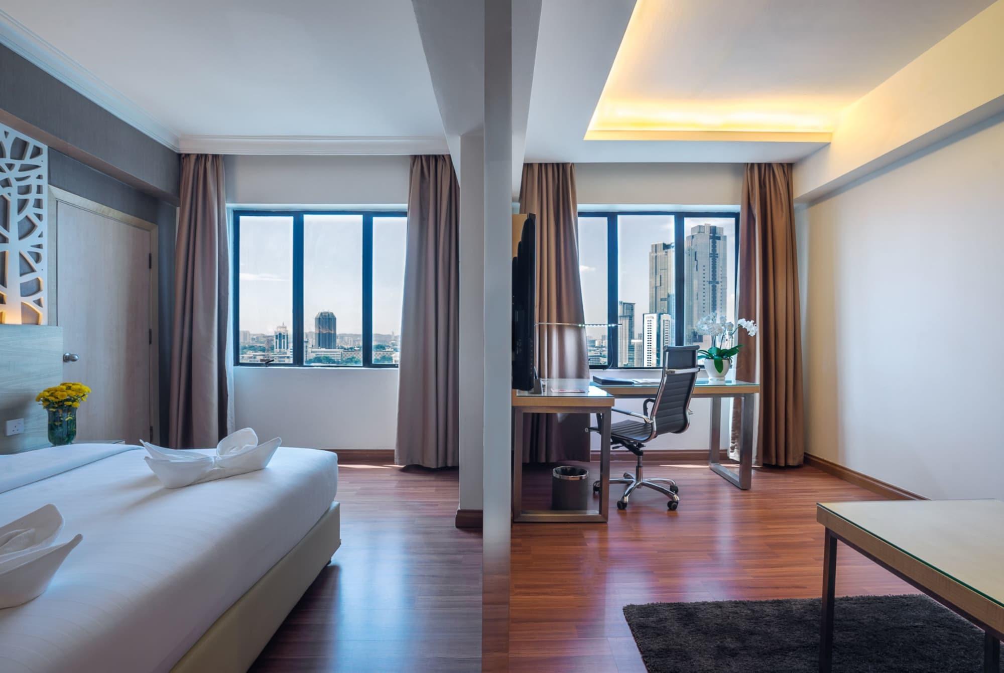 Crystal Crown Hotel Петалинг-Джая Экстерьер фото