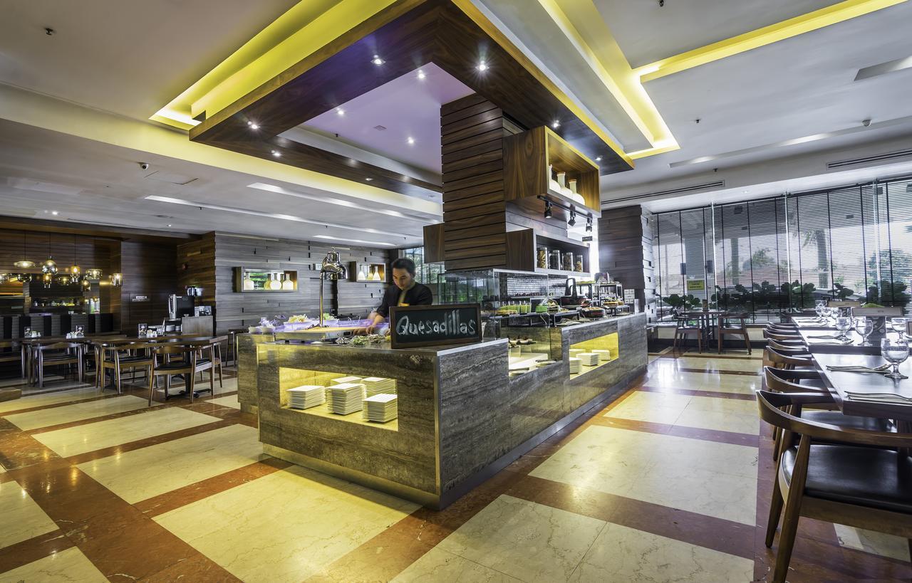 Crystal Crown Hotel Петалинг-Джая Экстерьер фото