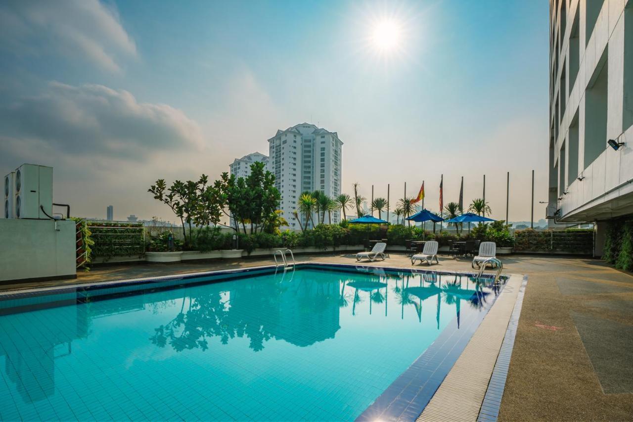 Crystal Crown Hotel Петалинг-Джая Экстерьер фото